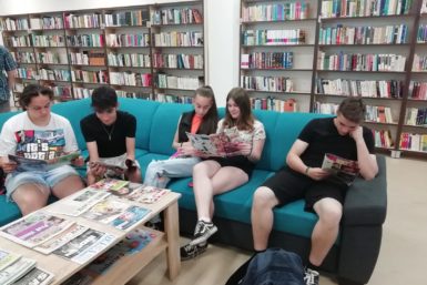 Stredoškoláci v knižnici